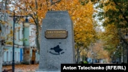 Постамент памʼятника Суворову, а сам пам'ятник російські окупанти вивезли з Херсону