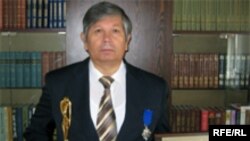 Профессор Боқиев бо ҷоиза дар даст