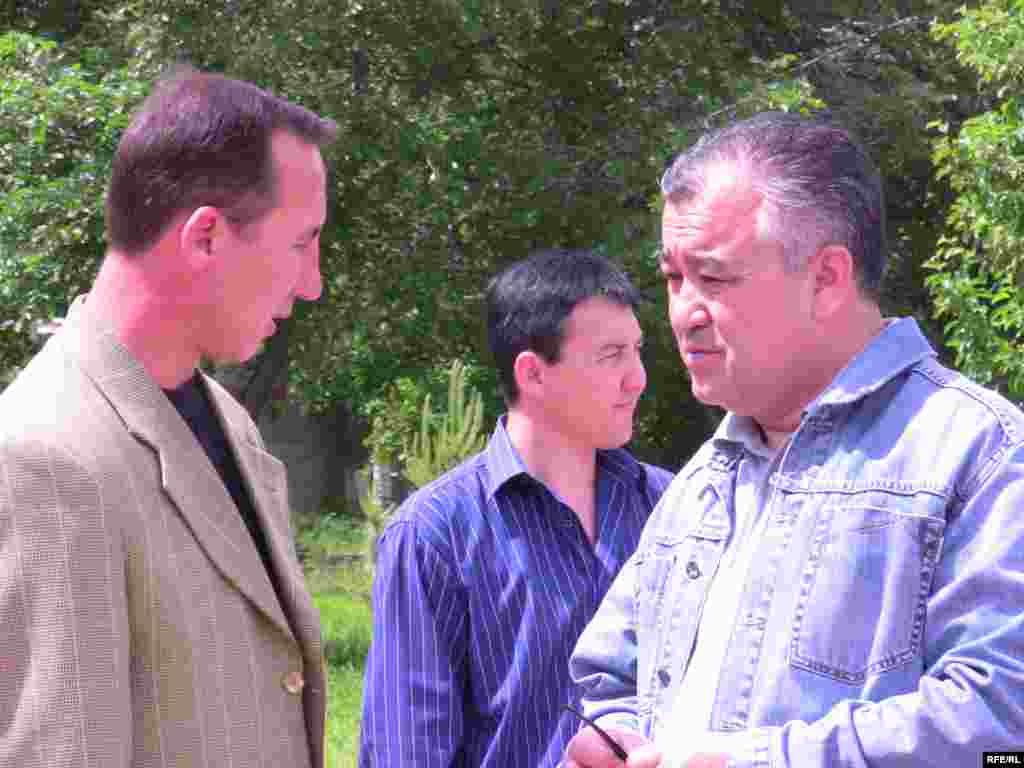  Бул акцияга "Ата Мекен” партиясынын төрагасы Ө. Текебаев, Б. Шерниязов, Д. Чотонов сыяктуу саясатчылар да катышты - Kyrgyzstan -  Picket in Support Of Radio Azattyk. 18May2009