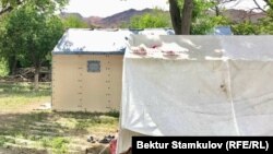 Кыргыз-тажик чек арасындагы "Достук" айылындагы чатырлар. Баткен району.  Сентябрь, 2021-жыл.