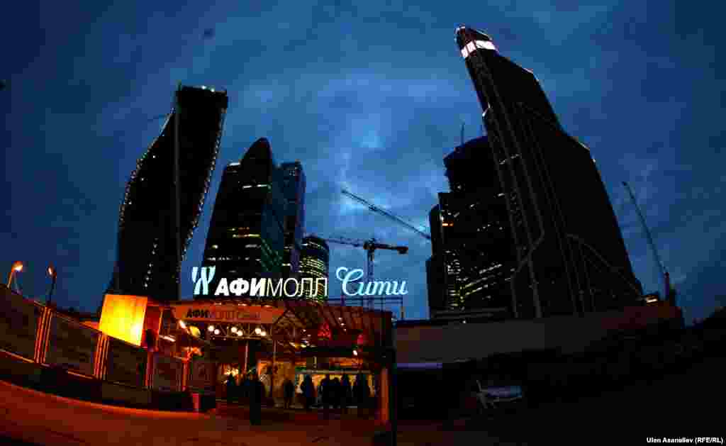 Деловой центр российской столицы Москва-Сити, построенный мигрантами.