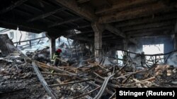 Рятувальники розбирають завали на місці російського ракетного удару по Запоріжжю, 6 листопада 2022 року 