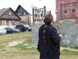 Отец Василий перед церковью Живоначальной Троицы