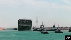  Суцэц каналында  тыгылып калган контейнер ташыгыч кемесинин сууга түшүрүлгөн  көрүнүшү 