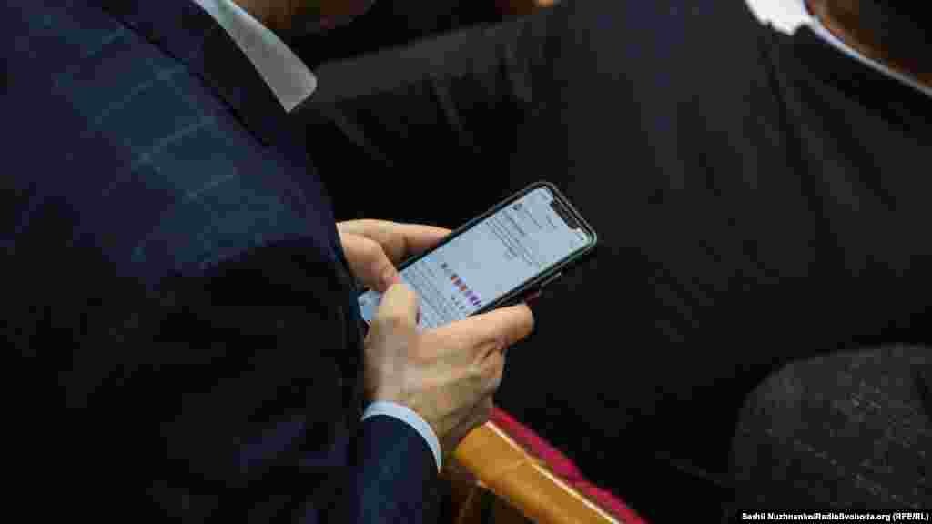 Дехто з народних депутатів паралельно писав пости у фейсбуці з приводу відставки прем’єра.