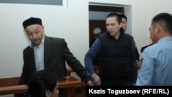 "Жиһадшылар ісі" бойынша сотталғандар. Солдан оңға қарай - Кенжебек Әбішев, Алмат Жұмағұлов және Оралбек Өміров.
