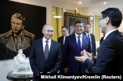 Владимир Путин и Сооронбай Жээнбеков в доме-музее им. Чингиза Айтматова. 28 марта 2019 г., Бишкек, Кыргызстан.