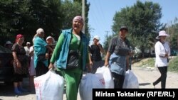 Кыргыз-казак чек арасынан жүк ташып өткөргөн аялдар. 2011-жыл