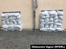 Мешки с песком в окнах административного здания в Ужгороде