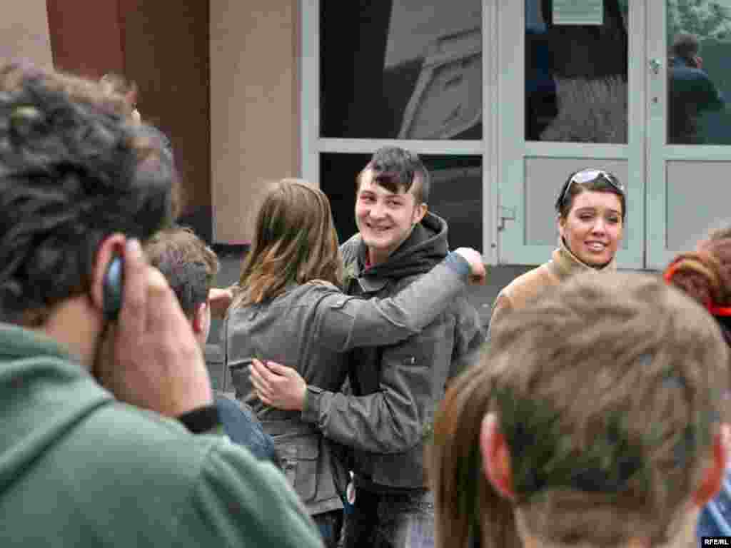 Затрыманыя моладзевыя актывісты выходзяць зь Першамайскага РУУС, 1 траўня - Затрыманыя моладзевыя актывісты выходзяць зь Першамайскага РУУС, 1 траўня