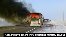 Ақтөбе облысы аумағында Шымкент - Самара күре  жолында өртеніп жатқан автобус. 18 қаңтар 2018 жыл.