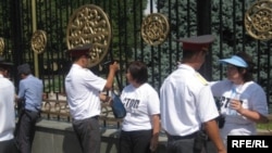 Акция гражданских активистов, Бишкек, 31 июля 2009 года.