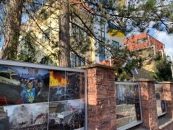 Біля посольства України у Чехії фотографії з Майдану