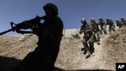 سربازان اردوی ملی پیشین افغانستان در حال اجرای تمرینات نظامی 