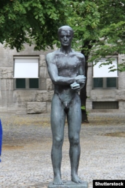 Германиядагы каршылык көрсөтүү кыймылын эскерүү жайындагы айкел. Берлин. 22.6.2015.