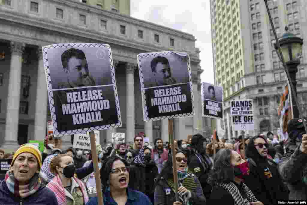 Натовп на площі Фолі, біля федерального суду Мангеттена, на підтримку Махмуда Халіла, 12 березня 2025 року, Нью-Йорк, США.Дональд Трамп посилив заходи проти нелегальної імміграції. Його головною обіцянкою було контролювати кордон. Служба імміграції та митного контролю (ICE) проводить масові арешти по всій країні. Багатьох людей, які стверджують, що не порушували закон, депортували без належної судової процедури. Це викликало хвилю протестів у США