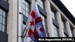 С утра на улицах Тбилиси реют флаги Грузии и НАТО