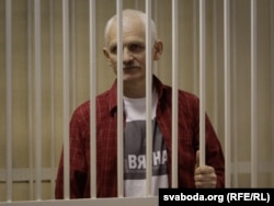 Алесь Бяляцкі падчас працэсу ў 2011 годзе, архіўнае фота