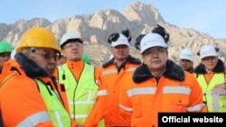 Жанторо Сатыбалдиев во время посещения месторождения Бозумчак