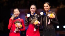 2019-жылкы Дүйнөлүк чемпионаттын үч медалисти: Элизабет Турсынбаева (солдо), Алина Загитова (ортодо), Евгения Медведева (оңдо).