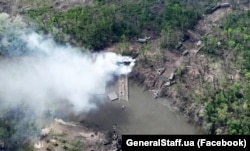 Украинанын Куралдуу күчтөрү Донбасста Северский Донец дарыясындагы өтмөктү жана орустардын техникасын жок кылган. Сүрөттү 2022-жылдын 12-майында Украинанын Куралдуу күчтөрүнүн Башкы штабы жарыялаган.