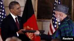 Президенттер Обама менен Карзай Стратегиялык өнөктөштүк келишимине кол койду. Кабул, 2-май, 2012-жыл. 