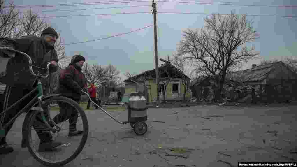 Стара частина Авдіївки, вулиця Кірова, пролягає безпосередньо близько до лінії зіткнення. Тут проживають не один десяток людей, в основному старшого віку.&nbsp;