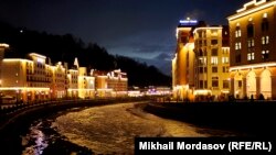 В конце XIX века на месте нынешнего Роза Хутор был хутор эстонских братьев-переселенцев по фамилии Роуз, от их искаженной фамилии и пришел этот топоним