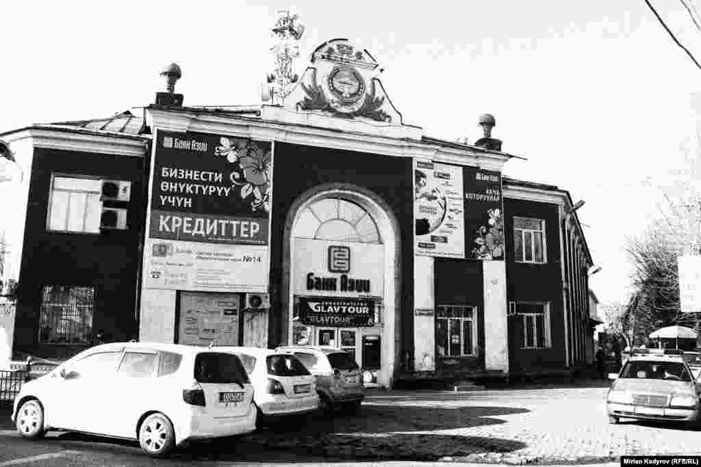 Раньше здания различных предприятий располагались на центральных улицах. Теперь все эти помещения занимают филиалы банков.&nbsp;