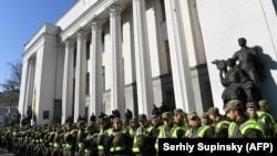 Поліція та Національна гвардія України охороняють вхід до будівлі парламенту в Києві, 18 жовтня 2017 року