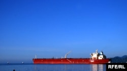 Сухогруз почти с тонной металлолома на борту так и остался в Сухумской бухте