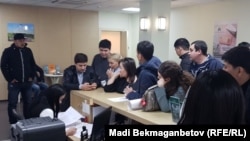 Вкладчики в здании столичного филиала Банка Астаны. Астана, 2 мая 2018 года.