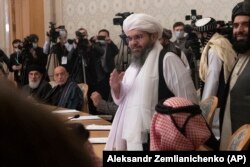 Москвадагы жыйында Ооганстандын мурдагы президенти Хамид Карзай (солдон экинчи) талиптик өкүлдөрдү карап турат. Орусия. 2021-жылдын 18-марты.