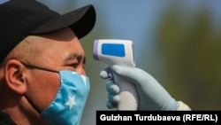 Чүй облусу. 2020-жыл. Пандемияда коомдук жайларда жарандардын дене табын текшерүү учуру. 