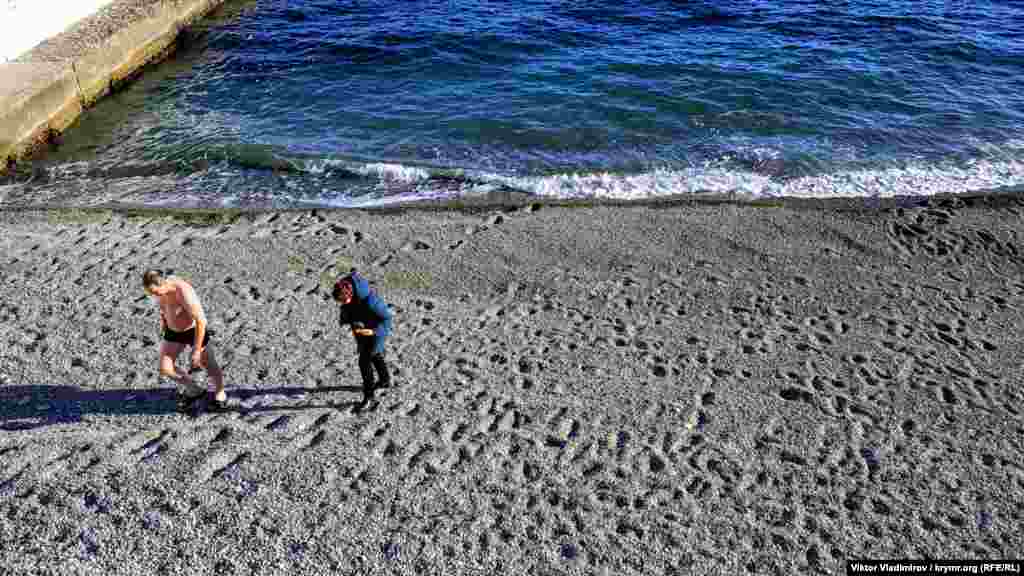 Сміливець, що ризикнув скупатися в січневому морі на пляжі Професорського куточка біля Алушти. Дивіться більше фото зимового ПБК у фотогалереї Крим.Реалії