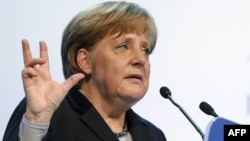 Канцлер Германии Ангела Меркель выступает на Всемирном экономическом форуме в Давосе, 25 января 2012 года. 