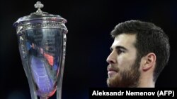 Թենիսիստ Կարեն Խաչանովը` իր նվաճած Կրեմլի գավաթով, Մոսկվա, 21-ը հոկտեմբերի, 2018թ․