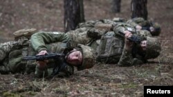 Ukrayna Silahlı Qüvvələrinin gənc əsgərləri Xarkov vilayətində ilkin döyüş hazırlığı keçirlər.