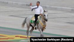 Гурбангулы Бердымухамедов Эгемендик майрамындагы иш-чарада ат минип баратат. 27-сентябрь, 2021-жыл, Ашхабад.