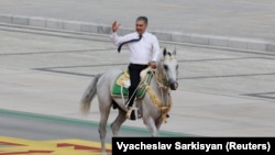 Թուրքմենստան - Ձիուն հեծած նախագահ Գուրբանգուլի Բերդիմուխամեդովն Անկախության օրվա շքերթին, Աշգաբատ, 27-ը սեպտեմբերի, 2021թ.