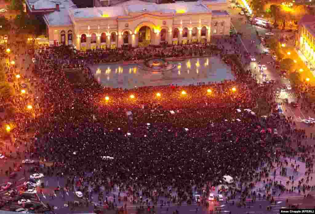 Aerial view of Yerevan&#39;s Republic Square on the evening of April 21.
