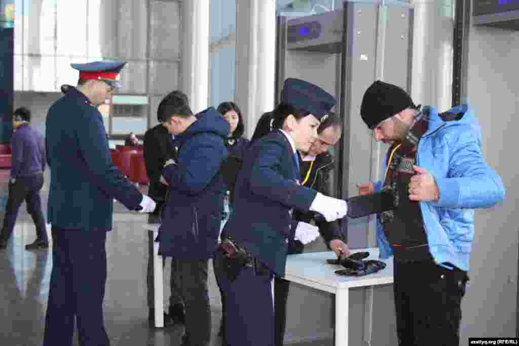 Журналистов, пришедших освещать переговоры, проверяют металлоискателем.