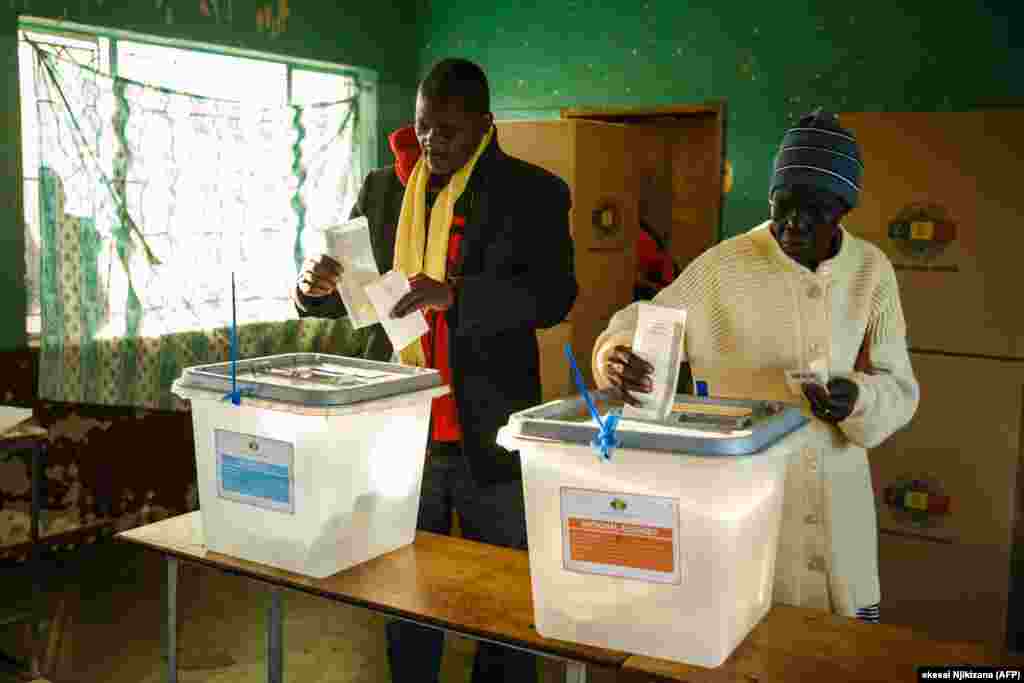 Процесс голосования жителей в городе Квекве в рамках президентских и парламентских выборов, Зимбабве, 30 июля 2018 года.&nbsp;