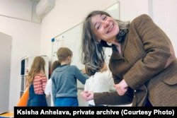 Ксіша Ангелава падчас заняткаў з вучнямі ў польскай школе