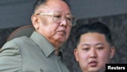 Кім Чен Ір (ліворуч) і його молодший син Кім Чен Ин, Пхеньян, фото 2010 року