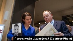 Сьвятлана Ціханоўская з членам Кангрэса ЗША ад Рэспубліканскай партыі Джо Ўілсанам.