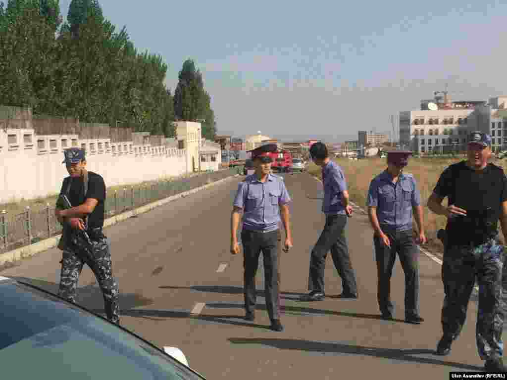 Азыр ӨКМнын куткаруу кызматы, өрт өчүрүүчүлөр, &quot;Тез жардамдын&quot; өкүлдөрү окуя болгон жерде жүрүшөт. Министр Кубатбек Боронов да ал жерге жөнөп кетти.