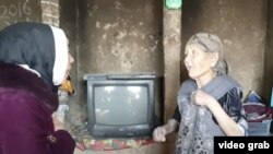 Наманганлик блогер Мансурбек уй қуриб берган аёл (чапда) у ёрдам беришни бошлаган аёлни (ўнгда) йўқлаб келди. Mansurbek uz каналида эълон қилинган видеодан кадр.