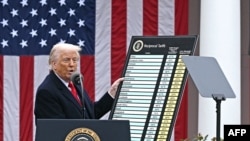 AQSH prezidenti Donald Tramp Oq uydagi bojlarni e’lon qilmoqda. Vashington, 2-aprel, 2025-yil.