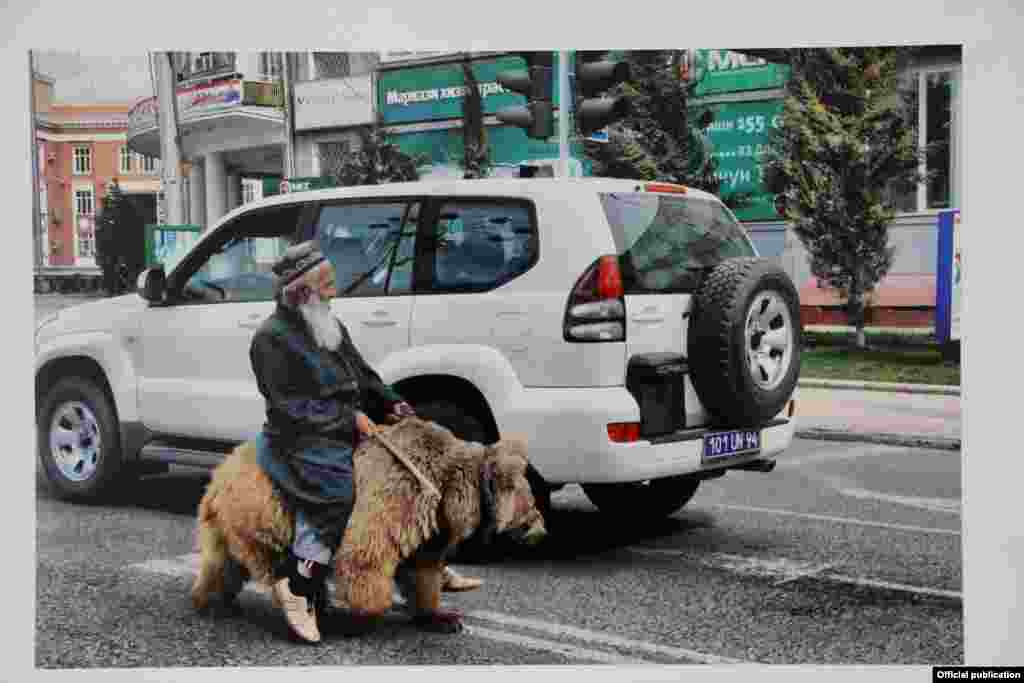 Тажик сүрөтчүлөрүнүн көргөзмөсү 14-июнга чейин уланат.